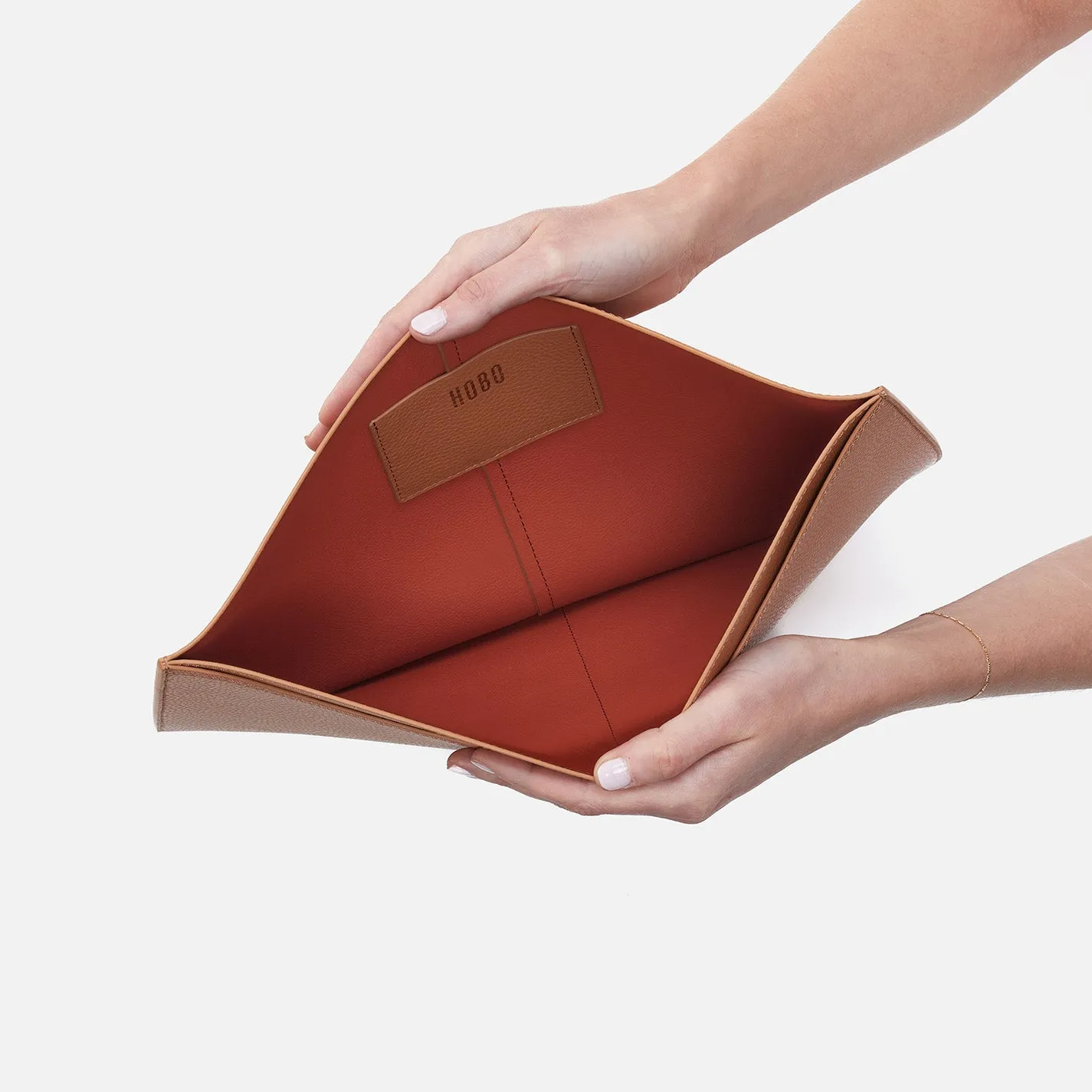 Vida Large Laptop Sleeve in Micro Pebbled Leather - Biscuit